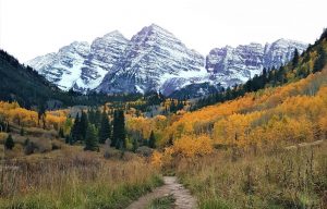 Maroon Bells with Snow - Hike